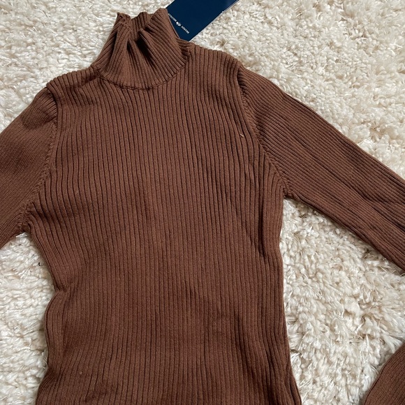 Brandy Melville Ribbed Mock Turtleneck Size One-Size - Picture 4 of 12